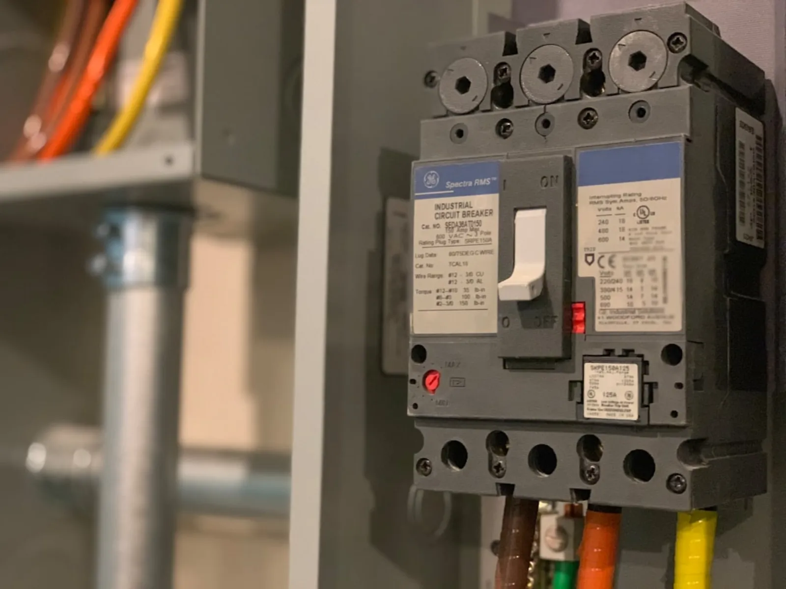Elcentral med dvärgbrytare under utbyte