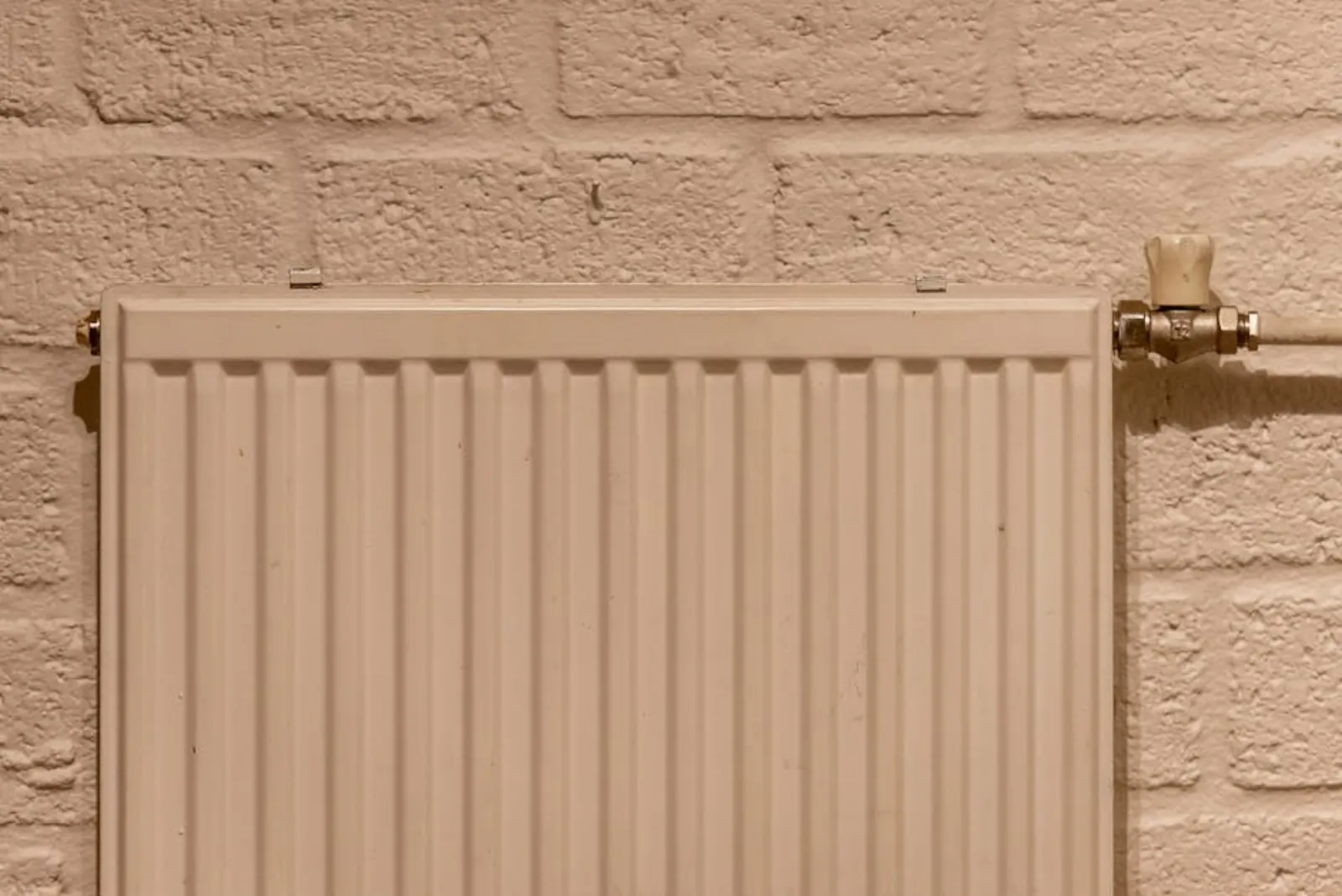 Radiator under målning med pensel och radiatorlack
