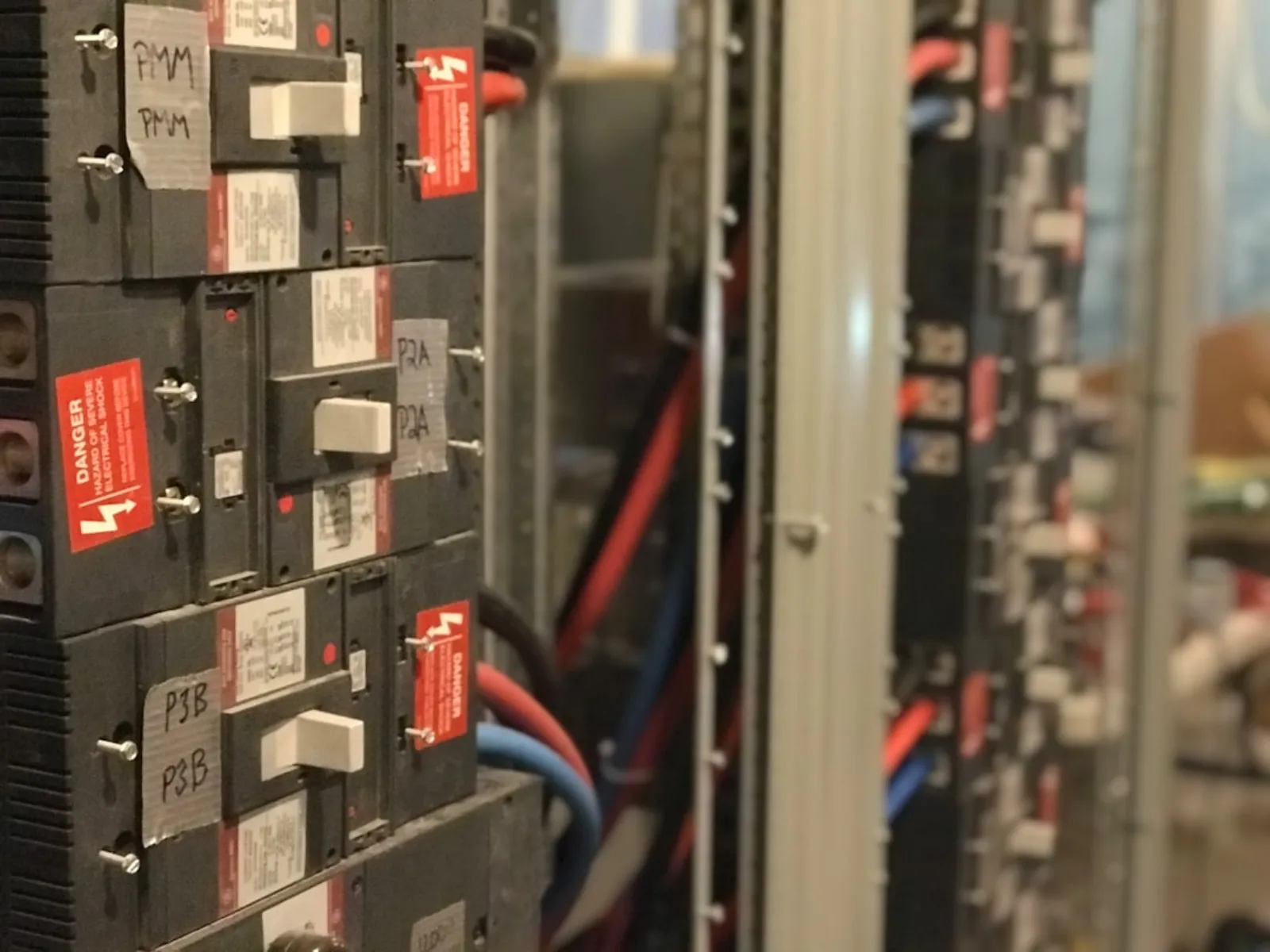 Elcentral med rader av dvärgbrytare