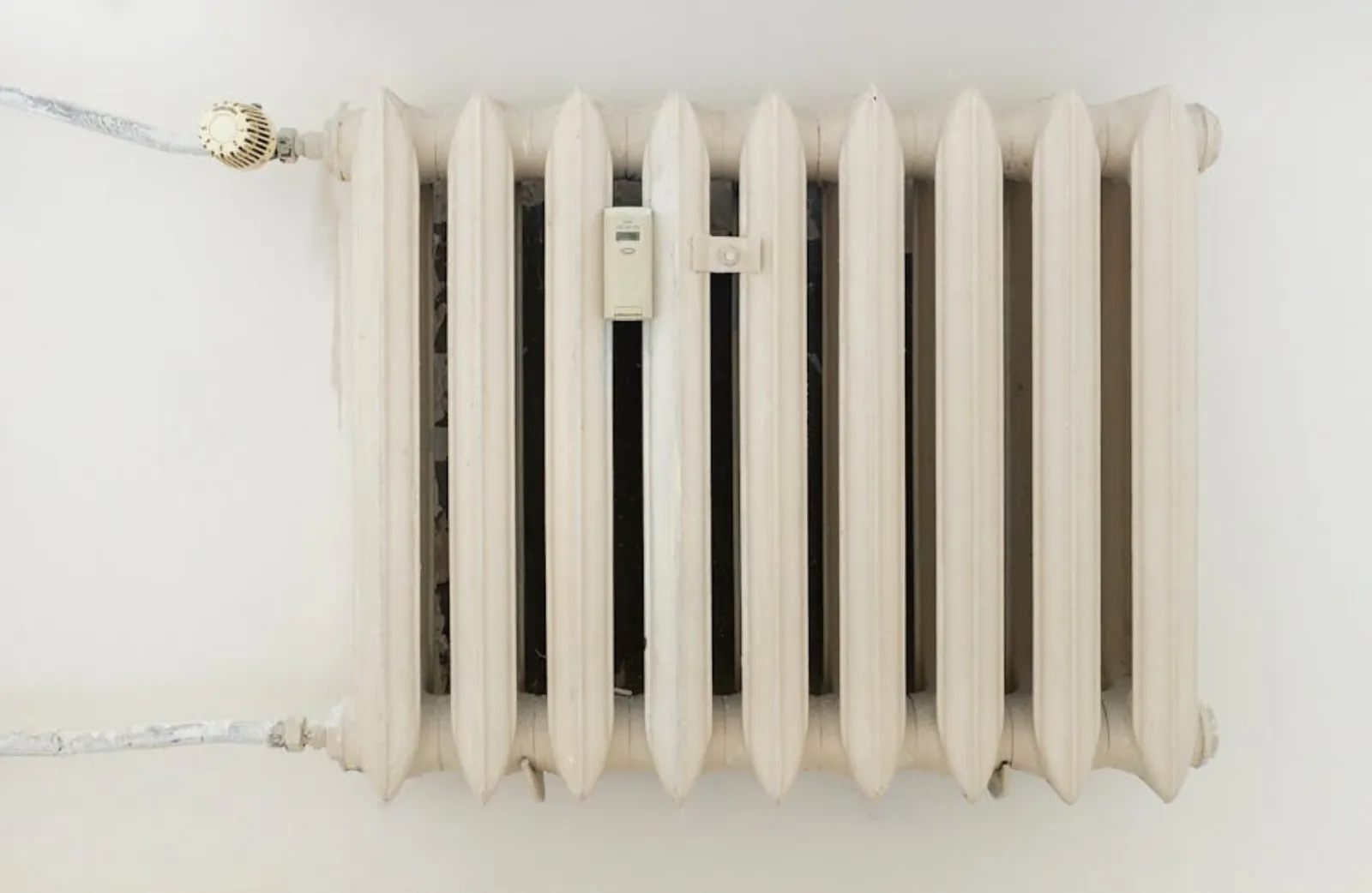 Närbild på radiator med smal pensel i lamellerna